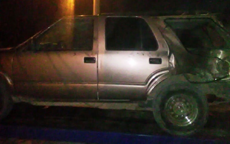 Delincuentes abandonan una camioneta para evitar detención en Victoria