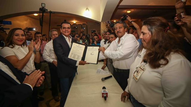 Recibe Enrique Rivas constancia de mayoría como Presidente Municipal