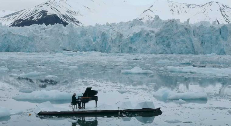 Famoso pianista realiza espectacular concierto sobre hielo