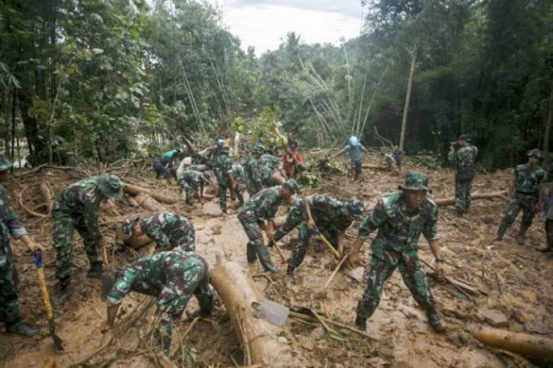 Muertos por inundaciones y deslaves en Indonesia aumenta a 47