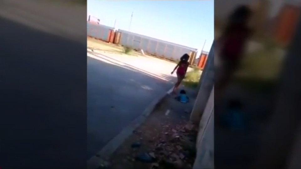 Captan a mujer golpeando a su bebé de 2 años (VIDEO)