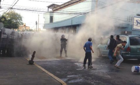 Desalojo provoca riña entre granaderos y vecinos en la Ciudad de México