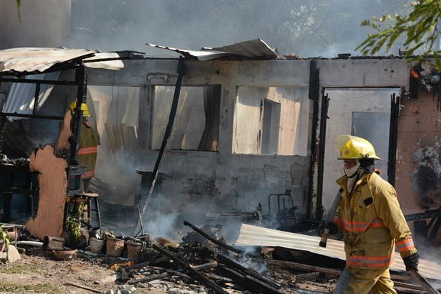 Hombre llega borracho y además de golpear a su mujer, incendia su casa