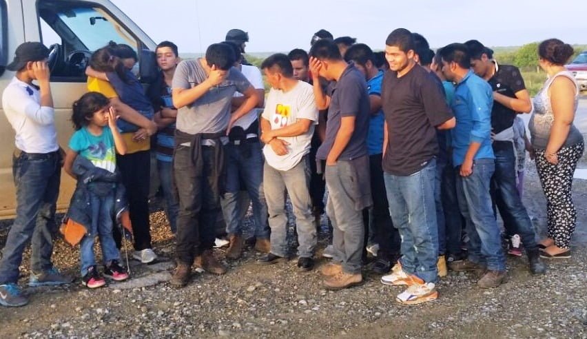 Aseguran 38 migrantes y caen 3 sujetos que los trasladaban a E.U.