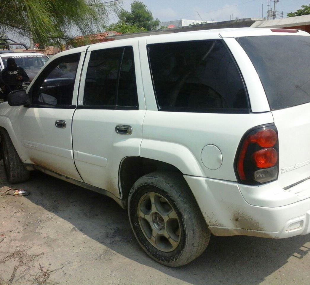 Hallan marinos camioneta robada, con droga en el interior