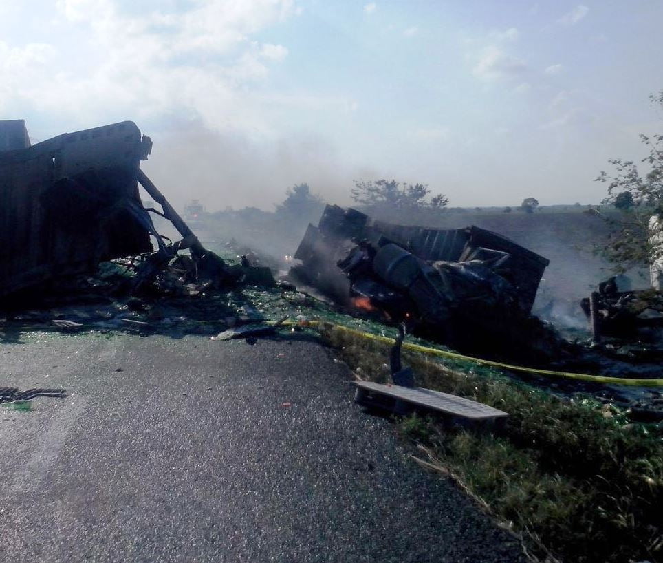Choque entre tráileres deja un chofer calcinado y otro grave en la Victoria-Tampico