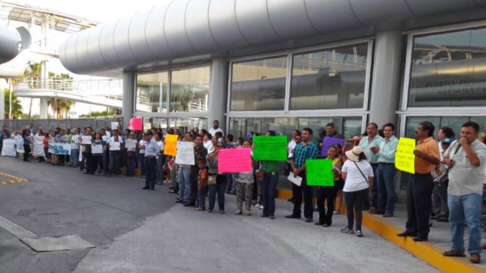 Protestan maestros en cruce fronterizo de Reynosa