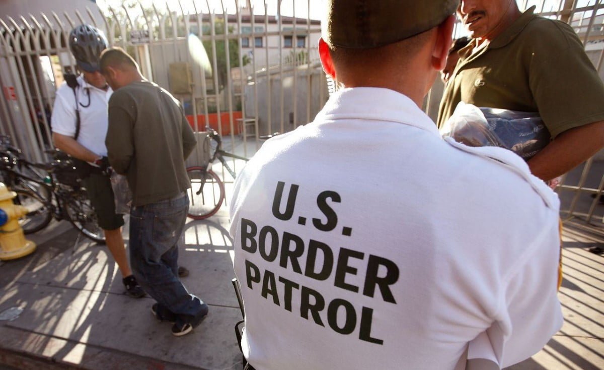 Intenta pasar aduana con 3 inmigrantes en la cajuela