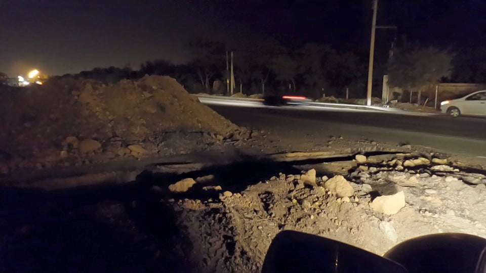 Denuncian grave riesgo por zanja en la interejidal