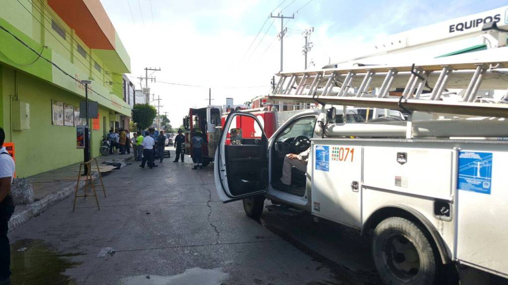 Pintor recibe fuerte descarga eléctrica; lo reportan grave