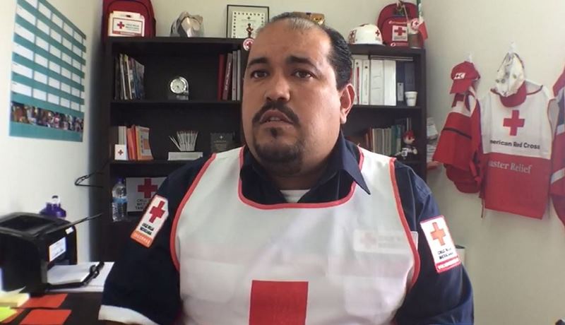 Paramédicos trabajan pese a situaciones de alto riesgo