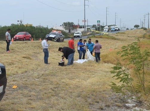 Hallan a mujer muerta entre la maleza