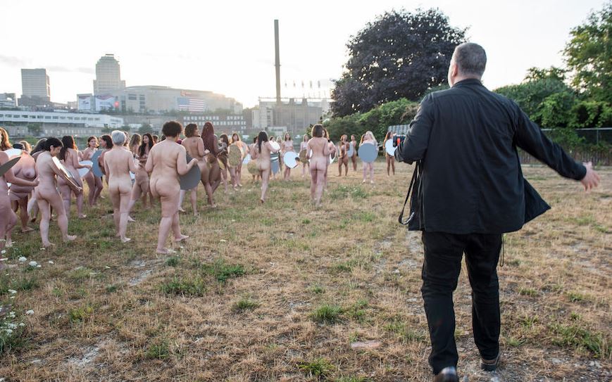 Se desnudan 100 mujeres en protesta contra Donald Trump