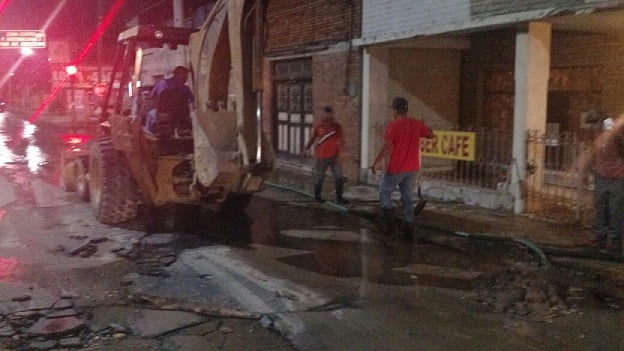Se complican trabajos de reparación de línea de agua potable