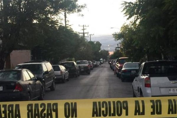 Asesina a su esposa y toma de rehén a su hija de 2 años