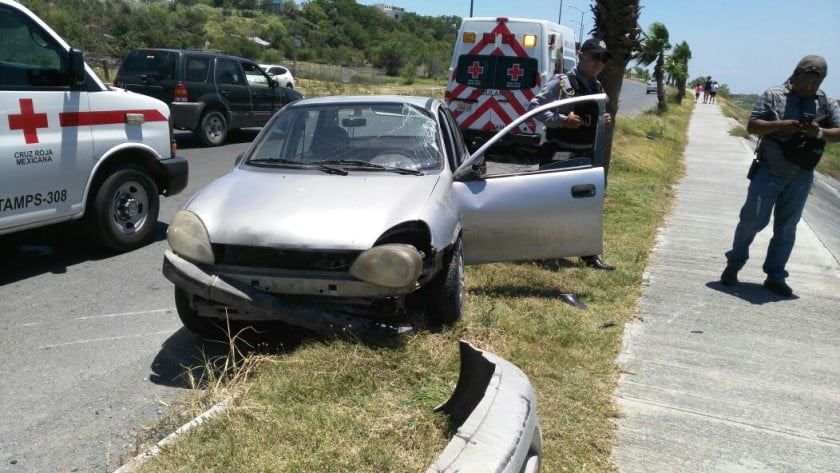 Un automóvil estuvo a punto de caer al río tras fuerte choque