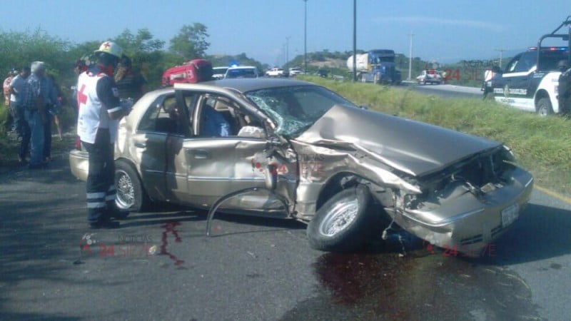 Conductor grave tras aparatoso choque con volcadura (VIDEO)