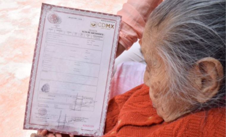 Muere mujer de 117 años después de que le entregaran su acta de nacimiento
