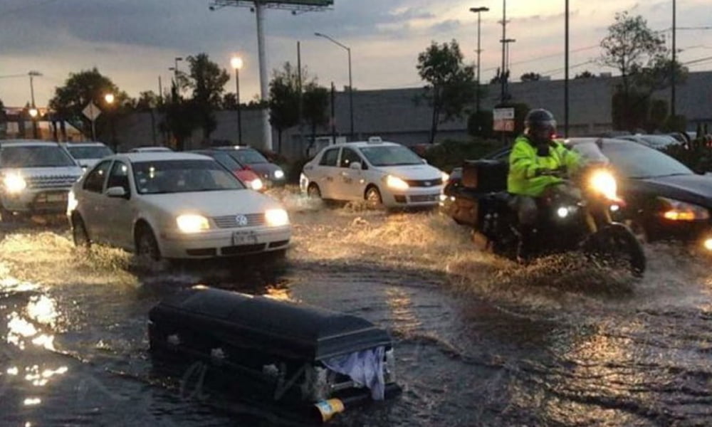 Flota ataúd en medio de la lluvia en la Ciudad de México