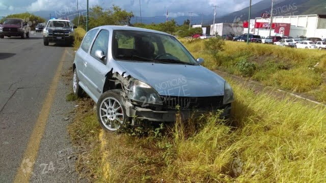 Invade carril y provoca choque en Victoria