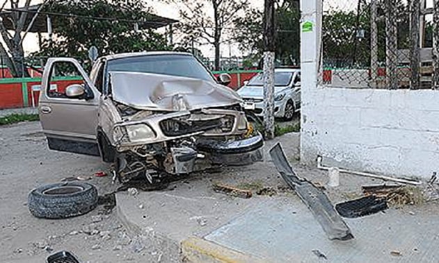 Borracho chocha contra poste y huye en Madero