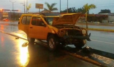 Conductor se estrella contra postes de alumbrado público