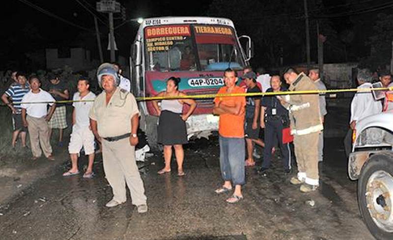 Taxista borracho provoca accidente con 10 heridos
