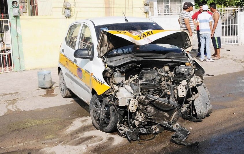 Abandona taxi luego de chocar contra domicilio