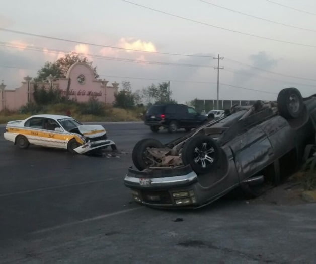 Mujer taxista queda lesionada tras provocar volcadura