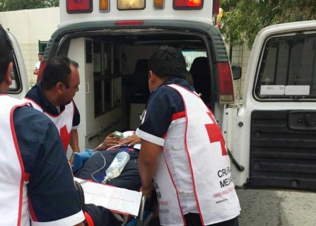 Vuelcan paramédicos por acudir a un llamado de broma