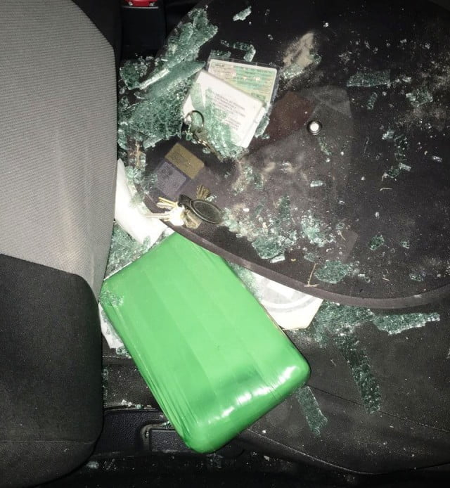 Marina encuentra cocaína en taxi abandonado