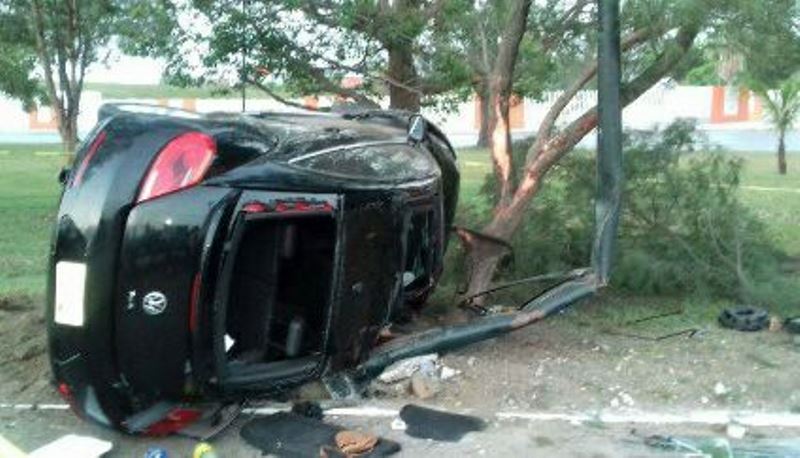 Vuelcan por ir a exceso de velocidad y una joven muere