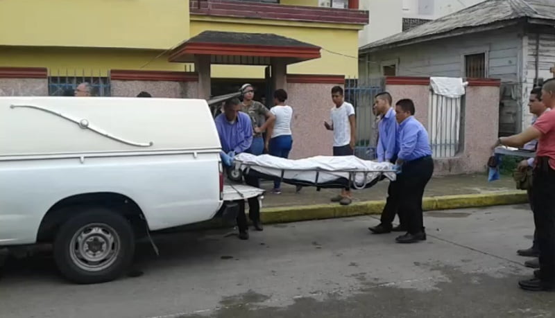 Por problemas con su pareja decide colgarse dentro de su casa