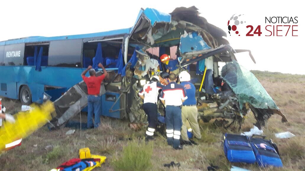 Autobús choca con tráiler, reportan 6 muertos