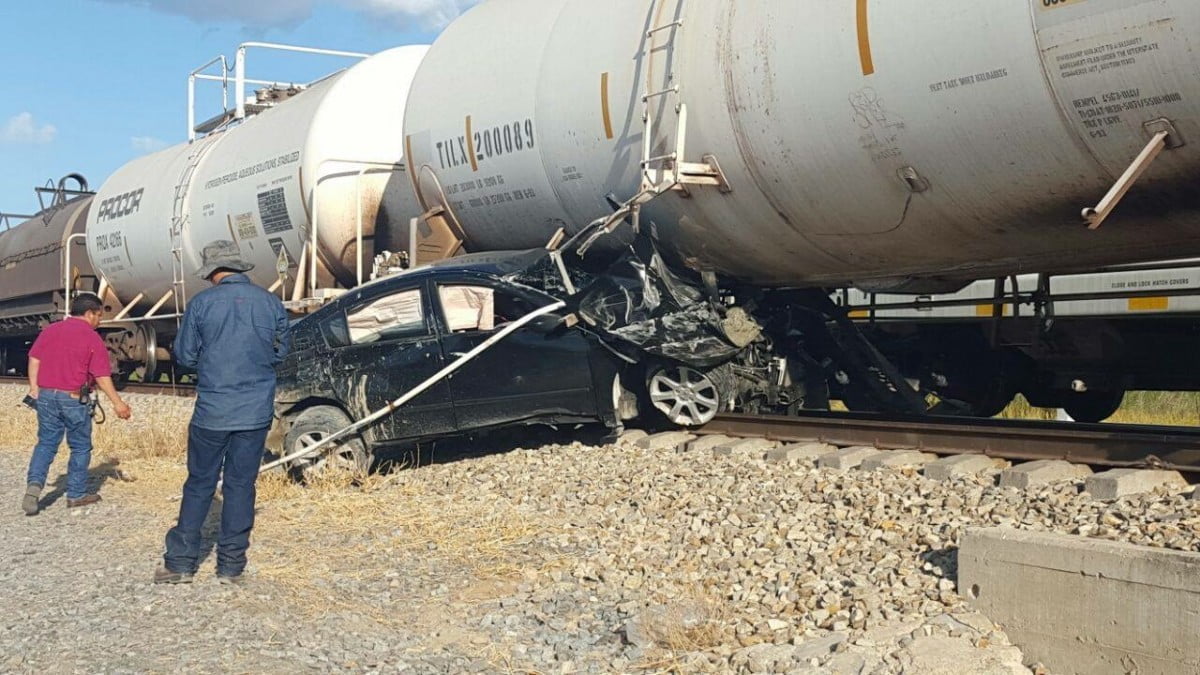 Automovilista arrastrado por el tren; intentó ganarle el paso