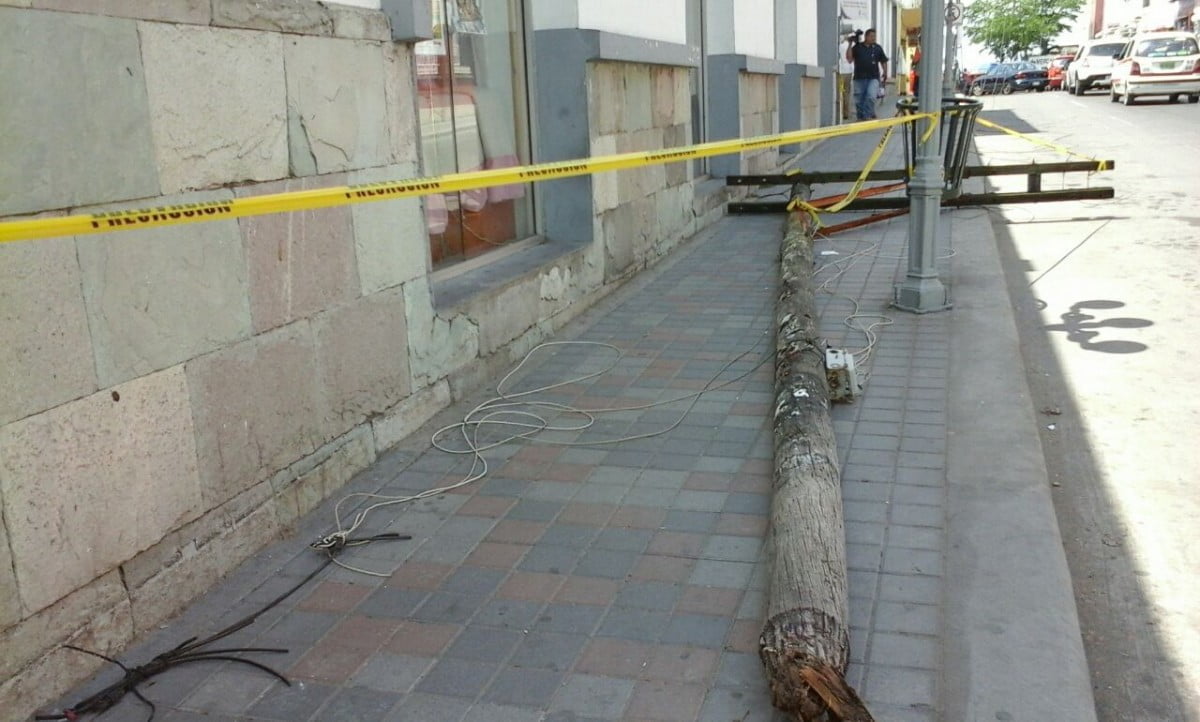 Caos vial tras caída de poste de la CFE en centro de Tampico