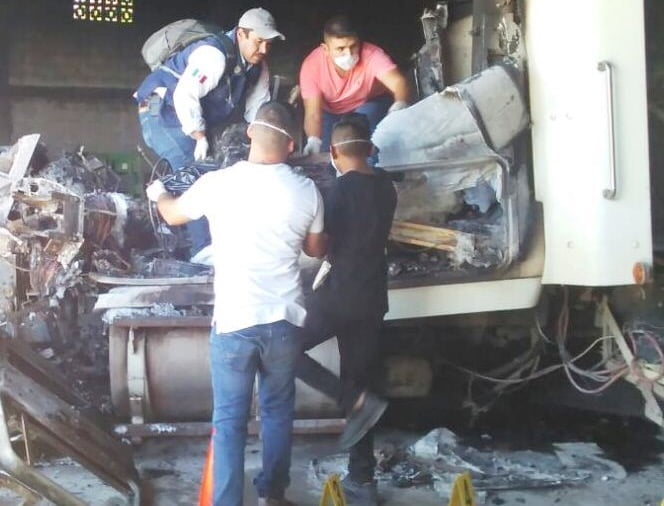 Hallan dos cuerpos calcinados al interior de un tractocamión