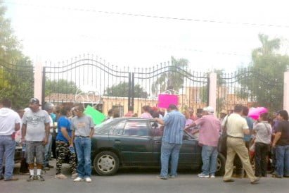 Tianguistas denuncian expulsión de la CNOP