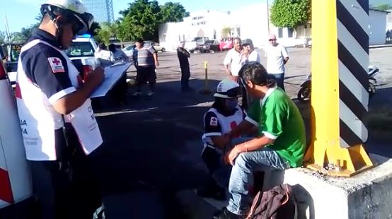 Motociclista se pasa el alto y provoca choque (VIDEO)