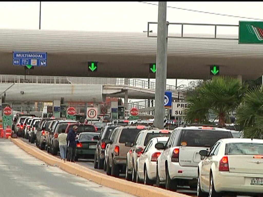 Delincuentes despojan camioneta a comerciante al cruzar puente internacional