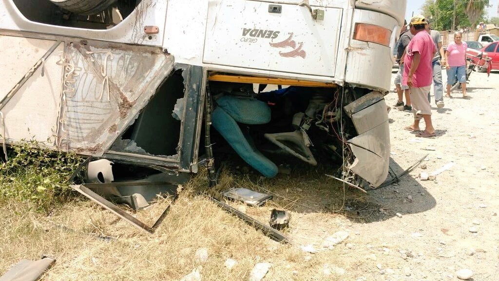 Tren embiste a autobús cerca de Victoria