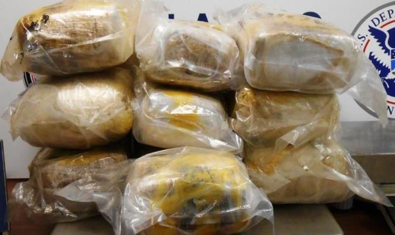 Joven intenta pasar 50 paquetes de droga por puente internacional