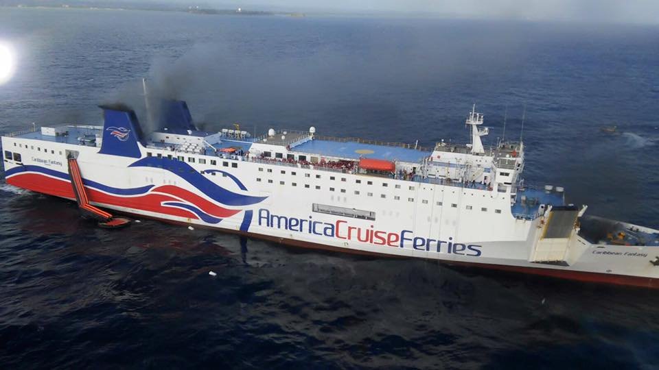 Se incendia crucero con más de 500 personas a bordo