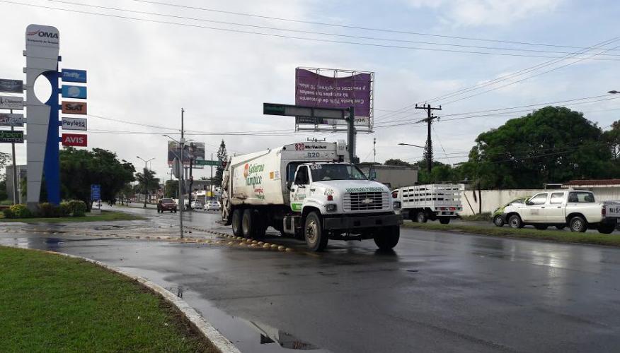 Camión recolector falla y es abandonado por el chofer en Boulevard
