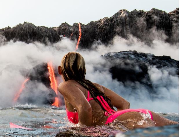 Arriesga su vida al nadar cerca de volcán activo (VIDEO)