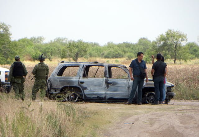 Encuentran cadáver al lado de camioneta calcinada