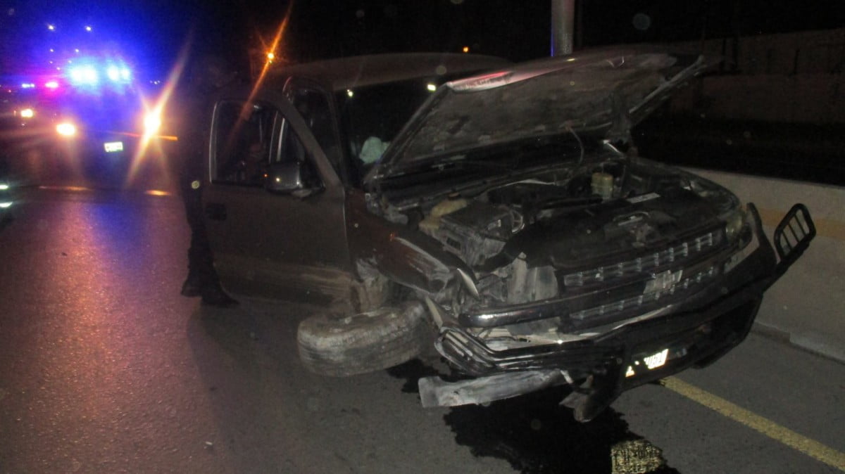 Sufre choque múltiple y muere al instante en su camioneta