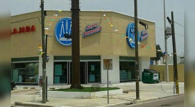 Balean a empleado de farmacia al oponerse a asalto