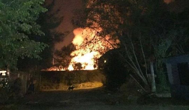 Incendio consume maquiladora durante la madrugada