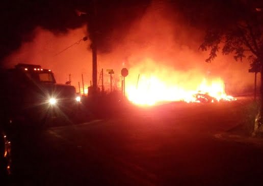 Bomberos resultan intoxicados mientras atendían un incendio